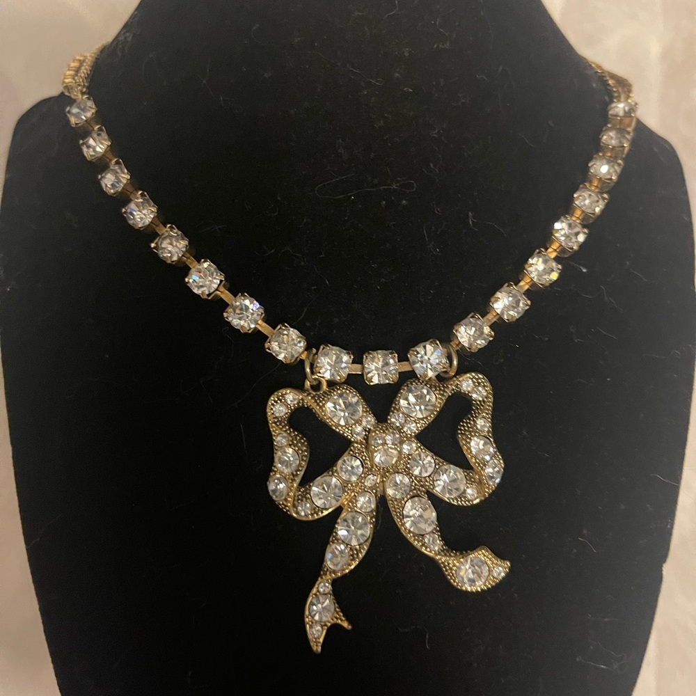 EUC Betsey Johnson matching necklace and earring set